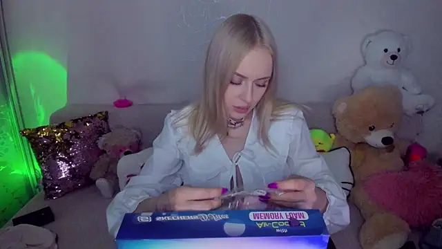 Snapshot of CeaneLino chatting on 02-01-26, 04:16 CeaneLino online show from 02-01-26, 04:16