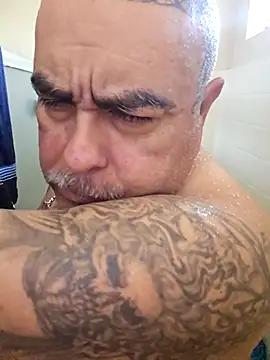 Snapshot of B1GLO chatting on 11-14-25, 04:49 B1GLO online show from 11-14-25, 04:49