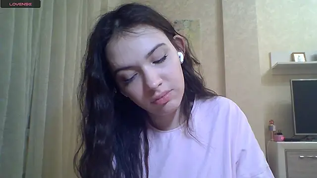 Snapshot of CeyaLier chatting on 06-19-26, 06:45 CeyaLier online show from 06-19-26, 06:45