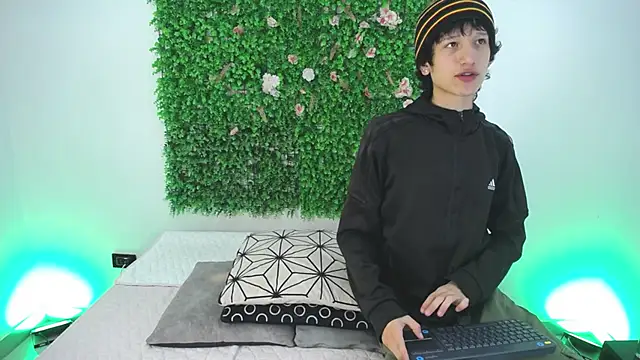 Snapshot of Emo_Boy_ chatting on 11-25-25, 01:00 Emo Boy online show from 11-25-25, 01:00