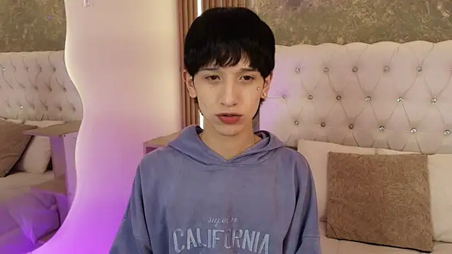 Snapshot of Emo_Boy_ chatting on 06-10-26, 02:38 Emo Boy online show from 06-10-26, 02:38