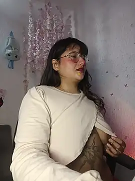 Snapshot of Emilycollei chatting on 05-18-26, 03:07 Emilycollei online show from 05-18-26, 03:07