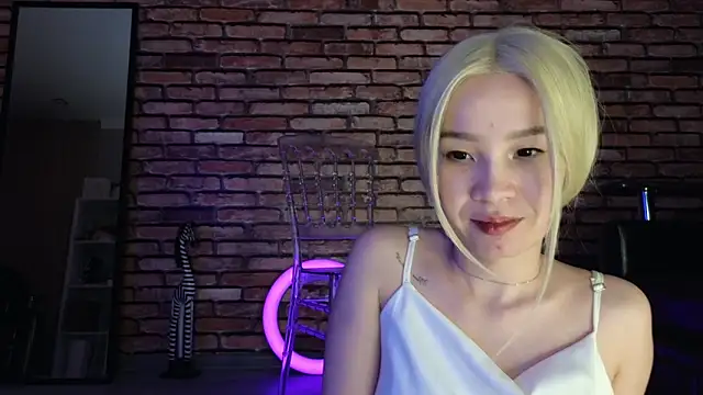 Snapshot of saya_li1 chatting on 10-27-25, 08:35 saya li1 online show from 10-27-25, 08:35