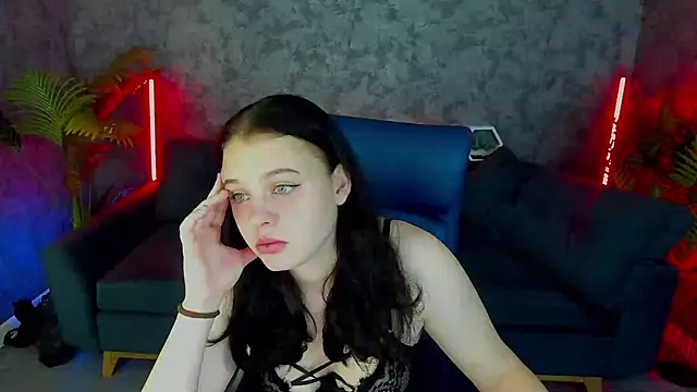 SnowWhiti online show from 11-23-25, 06:24