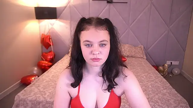 Snapshot of SnowWhiti chatting on 02-13-26, 08:05 SnowWhiti online show from 02-13-26, 08:05