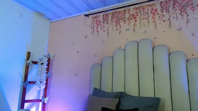 Snapshot of SweetRenata_ chatting on 10-24-25, 11:17 SweetRenata online show from 10-24-25, 11:17