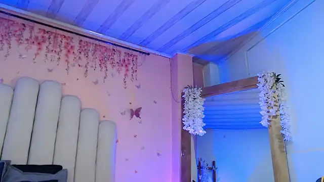 Snapshot of SweetRenata_ chatting on 10-27-25, 11:25 SweetRenata online show from 10-27-25, 11:25