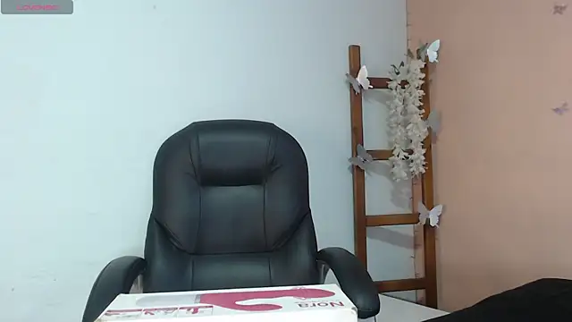 Snapshot of SweetRenata_ chatting on 11-26-25, 11:22 SweetRenata online show from 11-26-25, 11:22