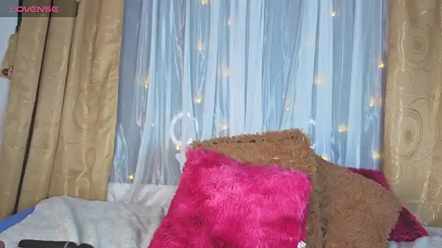 Snapshot of Victoria_Jonhss chatting on 11-16-25, 03:56 Victoria Jonhss online show from 11-16-25, 03:56