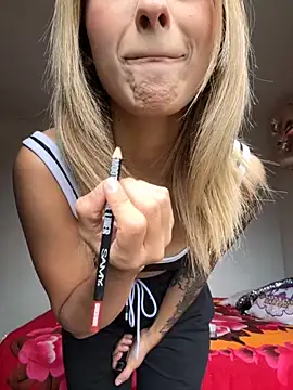 Snapshot of Ashleyroys_111 chatting on 10-27-25, 04:33 Ashleyroys 111 online show from 10-27-25, 04:33