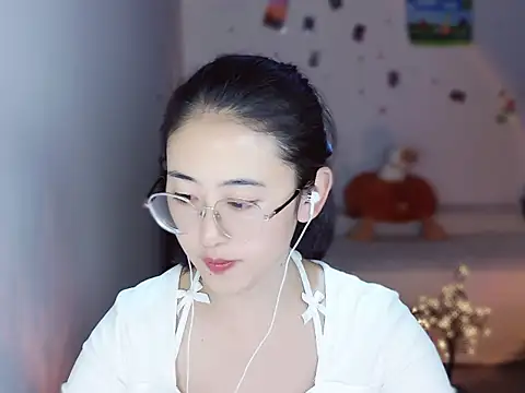 Snapshot of Queena_ chatting on 12-15-25, 07:45 Queena online show from 12-15-25, 07:45