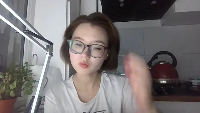 Snapshot of LilyTaylors chatting on 10-17-25, 05:37 LilyTaylors online show from 10-17-25, 05:37