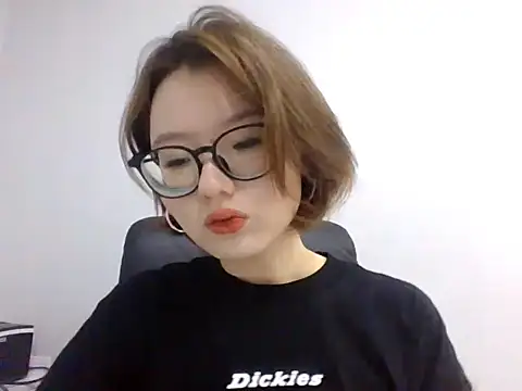 Snapshot of LilyTaylors chatting on 10-20-25, 07:53 LilyTaylors online show from 10-20-25, 07:53