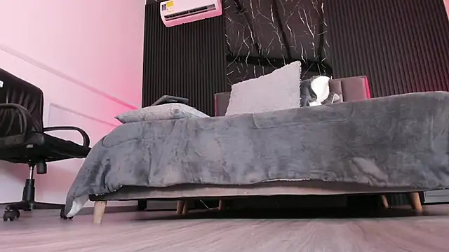 Snapshot of Miahsens chatting on 12-15-25, 11:36 Miahsens online show from 12-15-25, 11:36