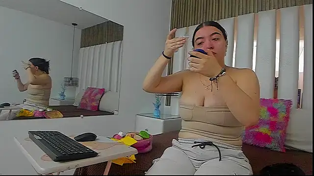 Snapshot of AmbarGills chatting on 11-12-25, 01:00 AmbarGills online show from 11-12-25, 01:00