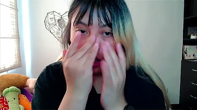 EllieMoonX online show from 12-19-25, 01:07