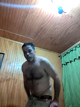 Snapshot of Tophe1 chatting on 10-21-25, 07:31 Tophe1 online show from 10-21-25, 07:31