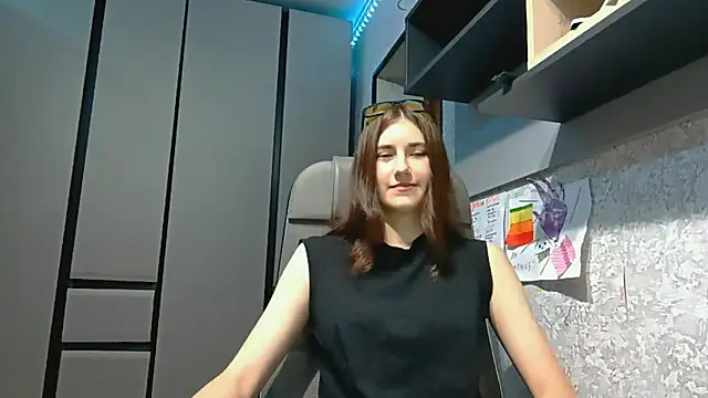 Snapshot of AliceNova chatting on 10-12-25, 05:06 AliceNova online show from 10-12-25, 05:06