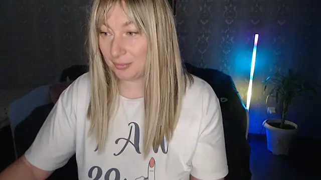 Yummy Gloria online show from 11-16-25, 06:08