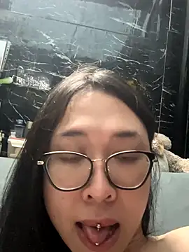 Snapshot of AnnieEma chatting on 10-13-25, 03:45 AnnieEma online show from 10-13-25, 03:45