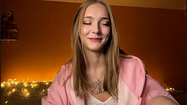 Snapshot of EvaPeace chatting on 10-10-25, 04:17 EvaPeace online show from 10-10-25, 04:17