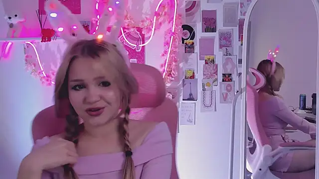 Snapshot of SweetCutie19 chatting on 10-21-25, 06:30 SweetCutie19 online show from 10-21-25, 06:30