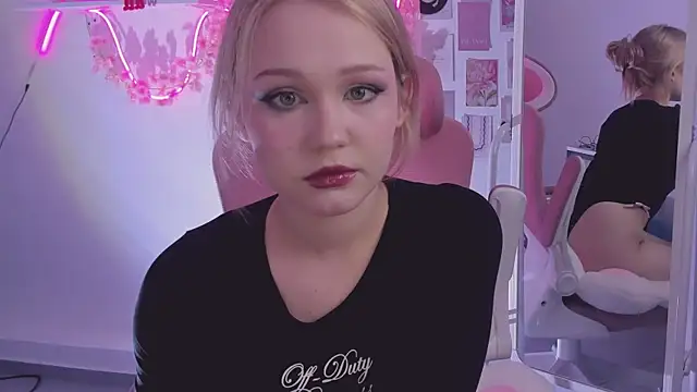Snapshot of SweetCutie19 chatting on 10-22-25, 07:46 SweetCutie19 online show from 10-22-25, 07:46