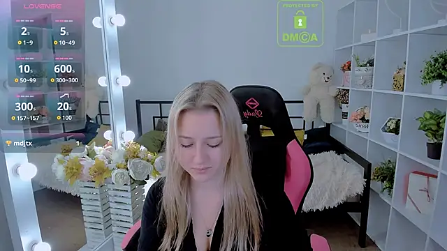 Lulu   Moon online show from 10-29-25, 06:59