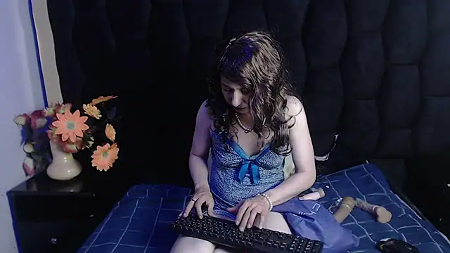 Snapshot of Kylie_Bloom chatting on 11-10-25, 09:03 Kylie Bloom online show from 11-10-25, 09:03