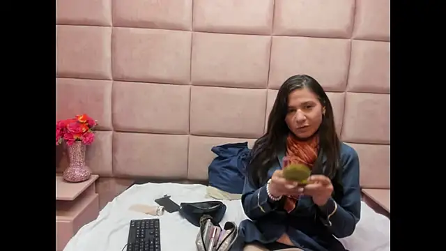 Snapshot of Kylie_Bloom chatting on 11-27-25, 09:17 Kylie Bloom online show from 11-27-25, 09:17