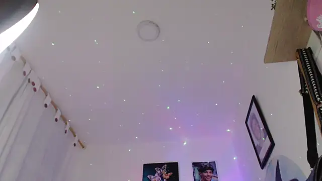 Snapshot of Queen_of_m111lk chatting on 12-17-25, 01:55 Queen of m111lk online show from 12-17-25, 01:55