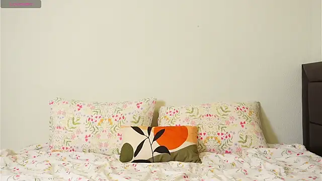 KiraAvery11 online show from 06-12-26, 02:21