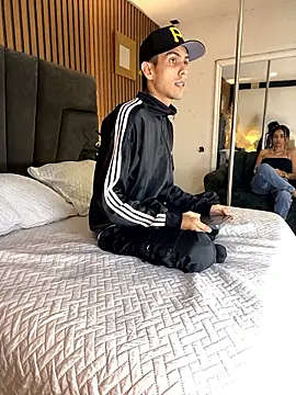 DerryAndIzzy online show from 01-10-26, 05:42