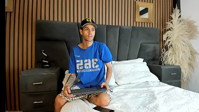 DerryAndIzzy online show from 01-15-26, 04:06