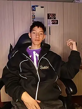 Snapshot of heyy_noah11 chatting on 07-15-26, 02:17 heyy noah11 online show from 07-15-26, 02:17