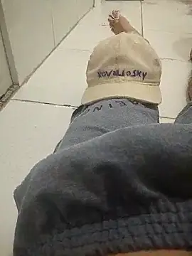 Snapshot of Guilhermekovaliosky chatting on 12-17-25, 03:51 Guilhermekovaliosky online show from 12-17-25, 03:51