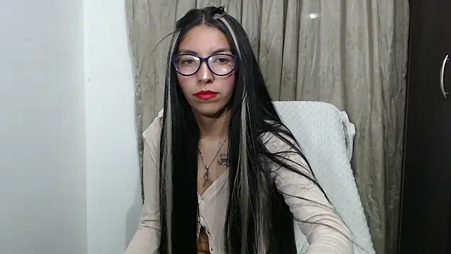Snapshot of AlejaRosuie chatting on 10-20-25, 02:12 AlejaRosuie online show from 10-20-25, 02:12