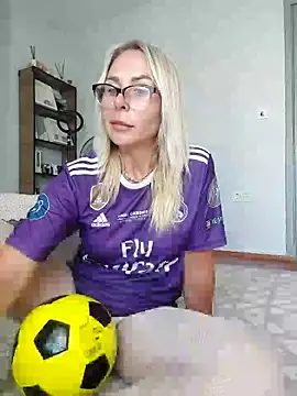 Snapshot of ElenabonyX chatting on 06-20-26, 03:04 ElenabonyX online show from 06-20-26, 03:04