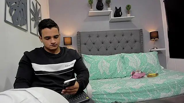 Snapshot of violeta_and_maxx chatting on 10-28-25, 02:48 violeta and maxx online show from 10-28-25, 02:48