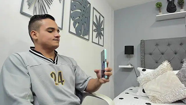 Snapshot of violeta_and_maxx chatting on 11-18-25, 11:37 violeta and maxx online show from 11-18-25, 11:37