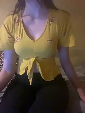 Snapshot of KittieCreme chatting on 12-05-25, 02:47 KittieCreme online show from 12-05-25, 02:47