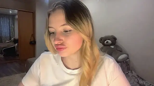 Snapshot of VictoriaMystery chatting on 10-15-25, 02:28 VictoriaMystery online show from 10-15-25, 02:28