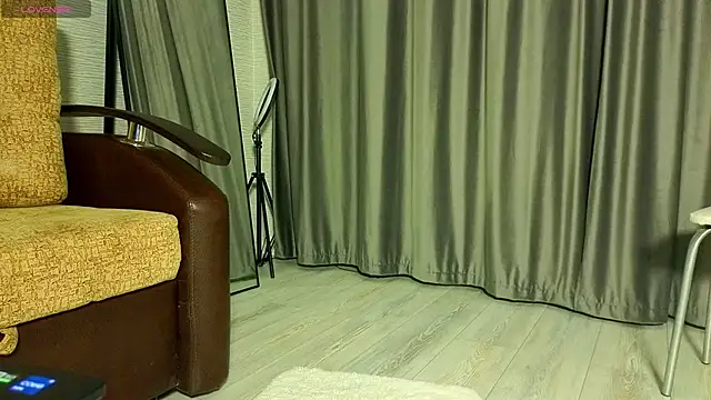 MissPompadure online show from 12-19-25, 06:37