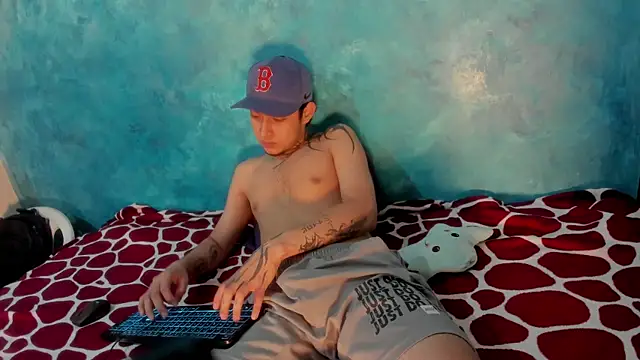 Snapshot of Sky_Wild chatting on 12-19-25, 11:12 Sky Wild online show from 12-19-25, 11:12