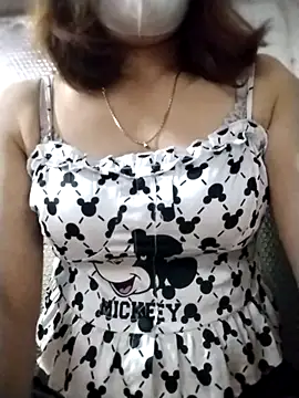 Snapshot of YiyinLy chatting on 10-14-25, 02:29 YiyinLy online show from 10-14-25, 02:29