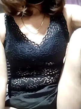 Snapshot of YiyinLy chatting on 10-15-25, 06:13 YiyinLy online show from 10-15-25, 06:13