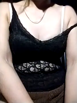 Snapshot of YiyinLy chatting on 10-16-25, 08:54 YiyinLy online show from 10-16-25, 08:54