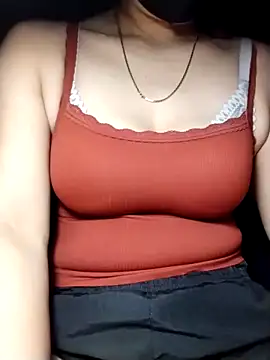 Snapshot of YiyinLy chatting on 10-20-25, 08:20 YiyinLy online show from 10-20-25, 08:20