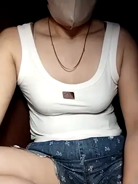 Snapshot of YiyinLy chatting on 10-27-25, 08:35 YiyinLy online show from 10-27-25, 08:35