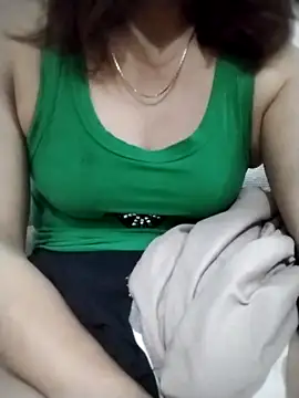 Snapshot of YiyinLy chatting on 10-30-25, 08:38 YiyinLy online show from 10-30-25, 08:38